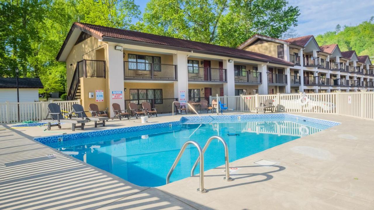 Super 8 By Wyndham Downtown Gatlinburg At Convention Center Hotel Buitenkant foto