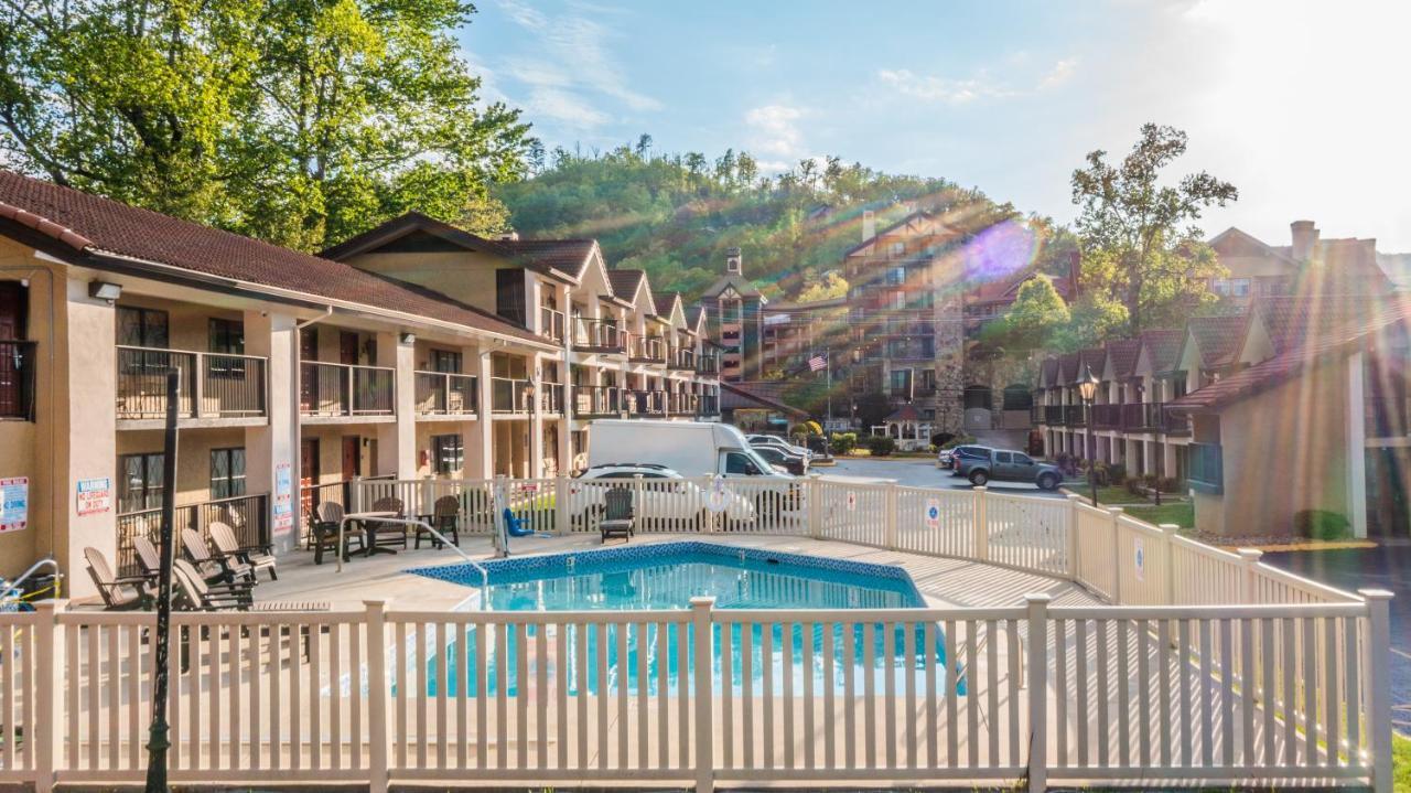 Super 8 By Wyndham Downtown Gatlinburg At Convention Center Hotel Buitenkant foto