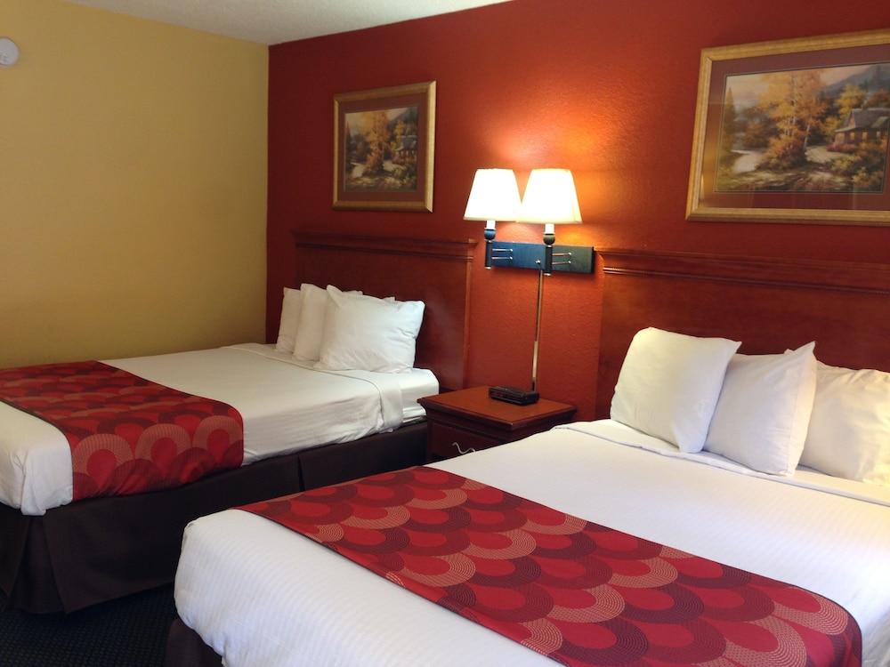Super 8 By Wyndham Downtown Gatlinburg At Convention Center Hotel Buitenkant foto
