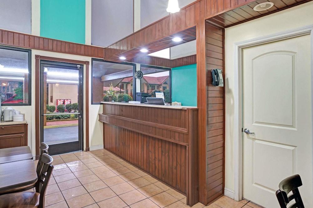 Super 8 By Wyndham Downtown Gatlinburg At Convention Center Hotel Buitenkant foto