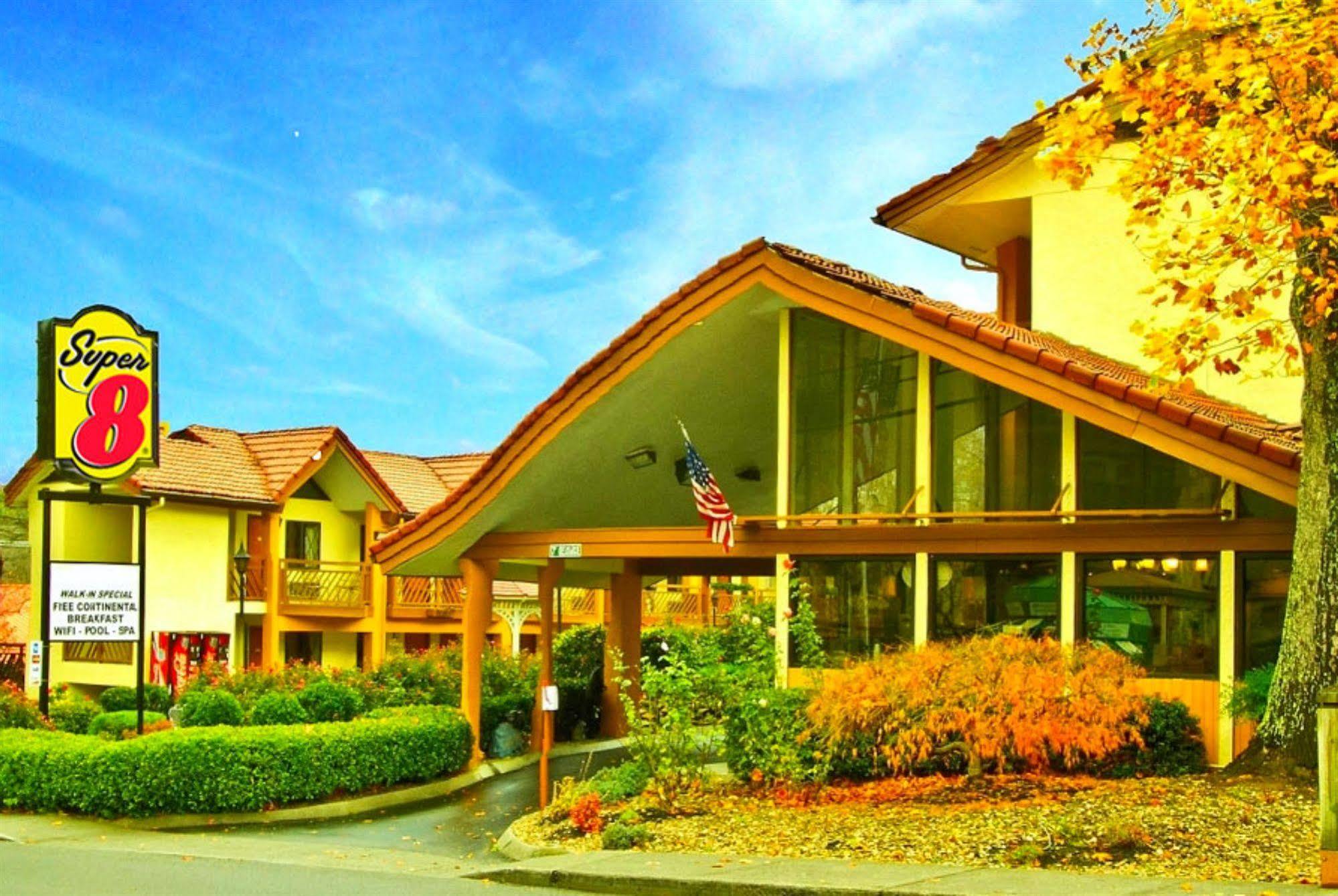 Super 8 By Wyndham Downtown Gatlinburg At Convention Center Hotel Buitenkant foto