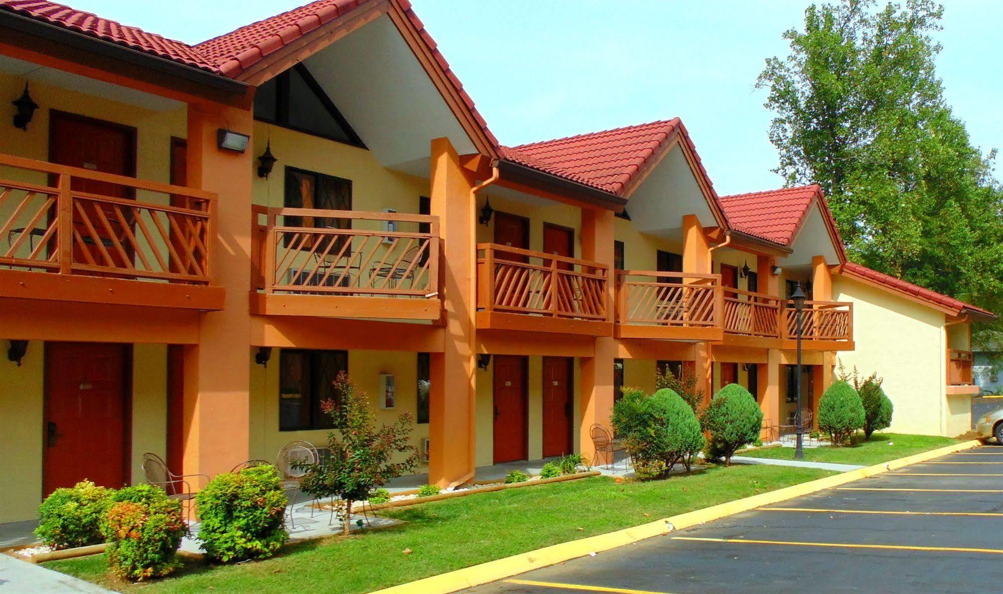 Super 8 By Wyndham Downtown Gatlinburg At Convention Center Hotel Buitenkant foto